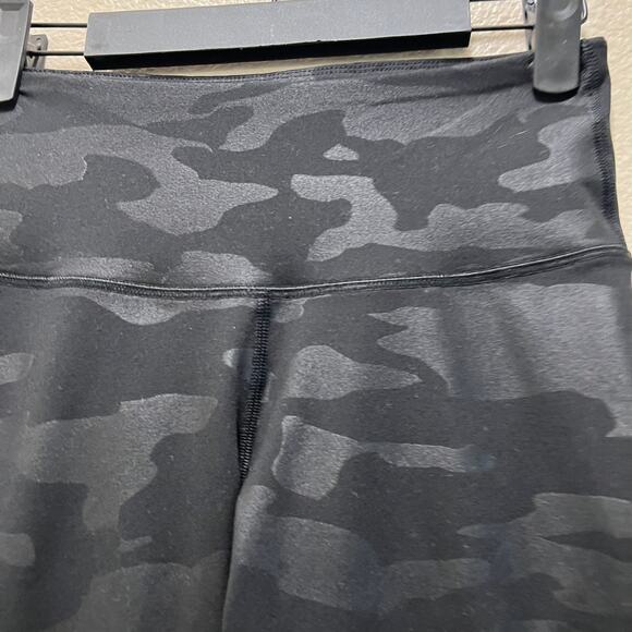Old Navy Active Elevate Leggings Go-Dry Black Camouflage Print Athleisure Size S - Picture 4 of 7